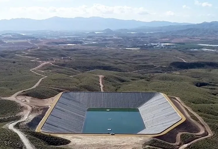 Vista aérea de una balsa terminada e impermeabilizada