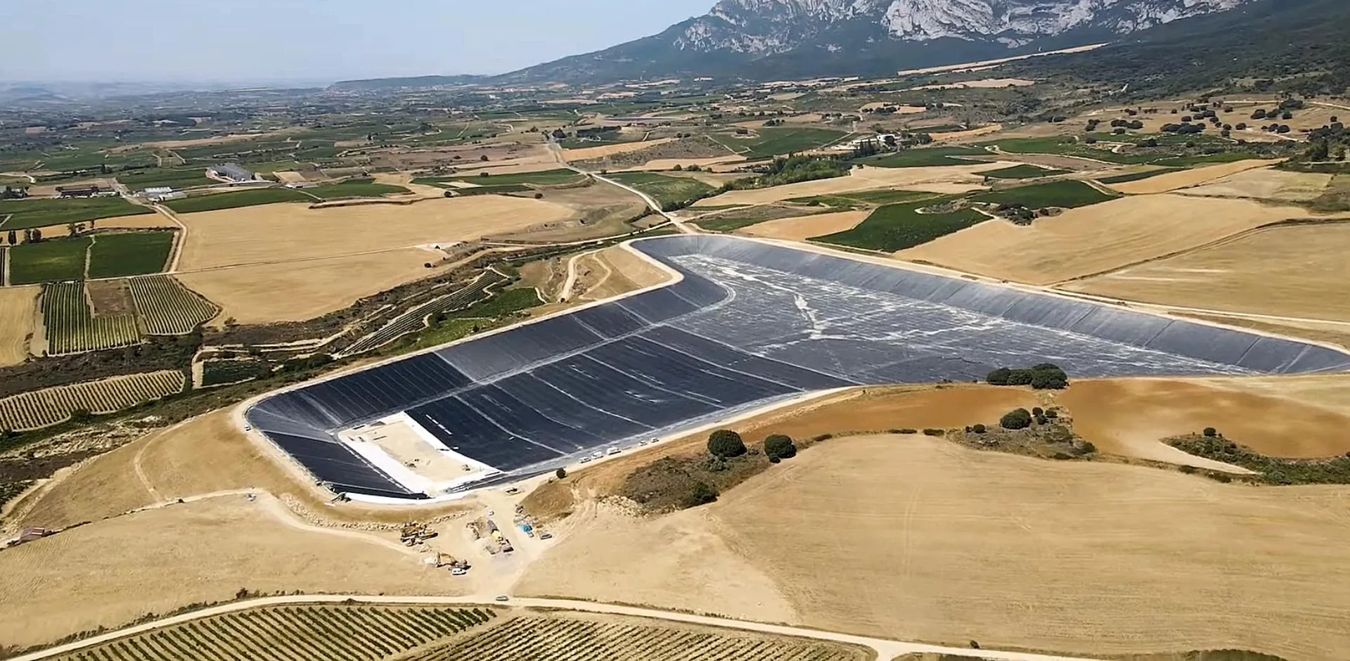 Vista aérea de una gran balsa impermeabilizada con geosintéticos por SOGEA