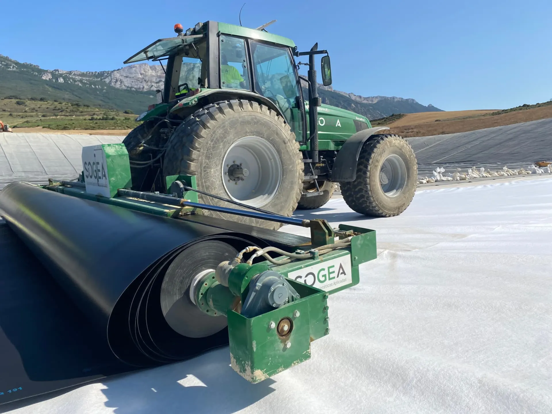 Desbobinador SOGEA con rollo de geomembrana sobre geotextil