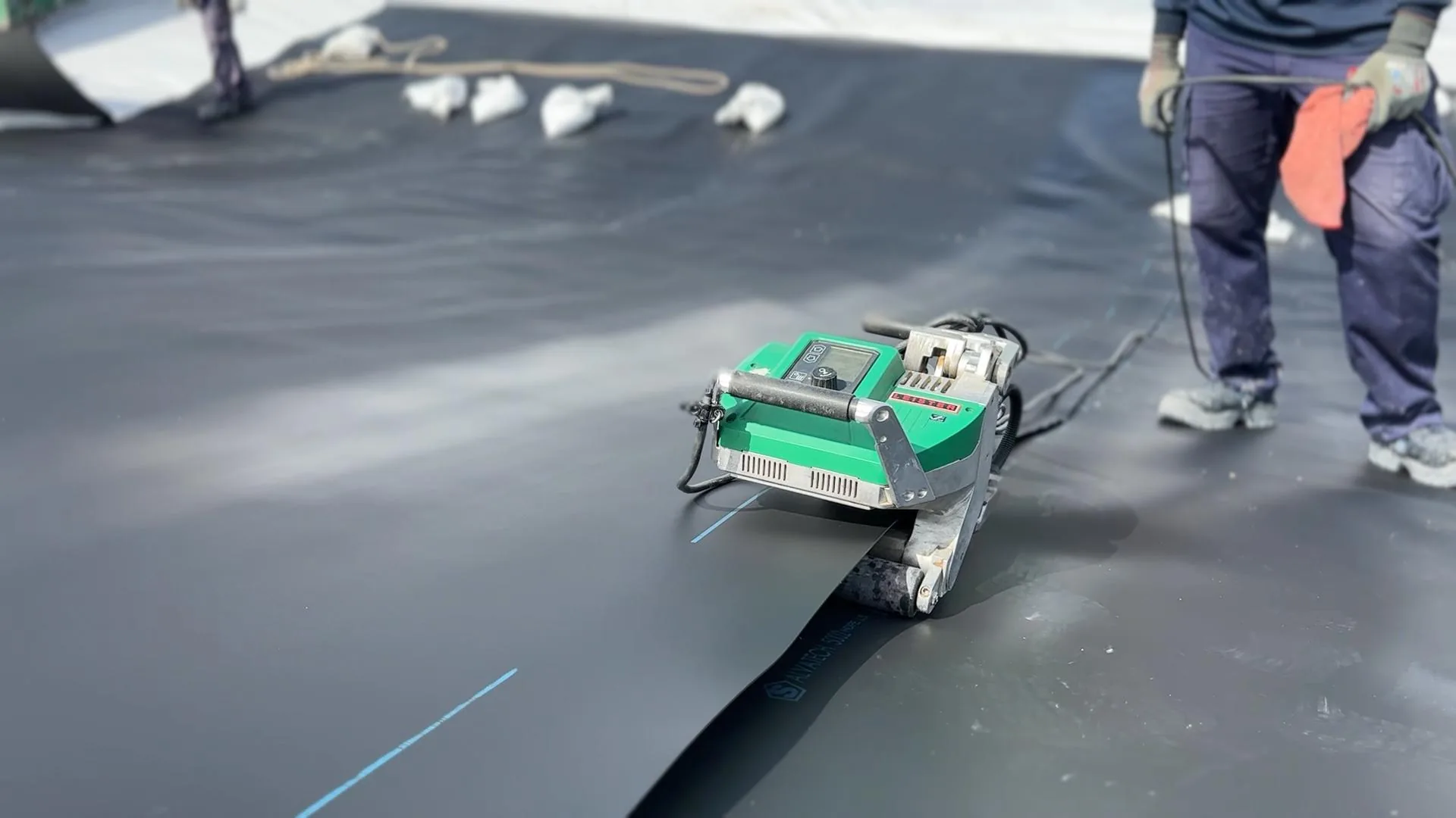 Termoselladora automática de cuña caliente uniendo dos paños de geomembrana