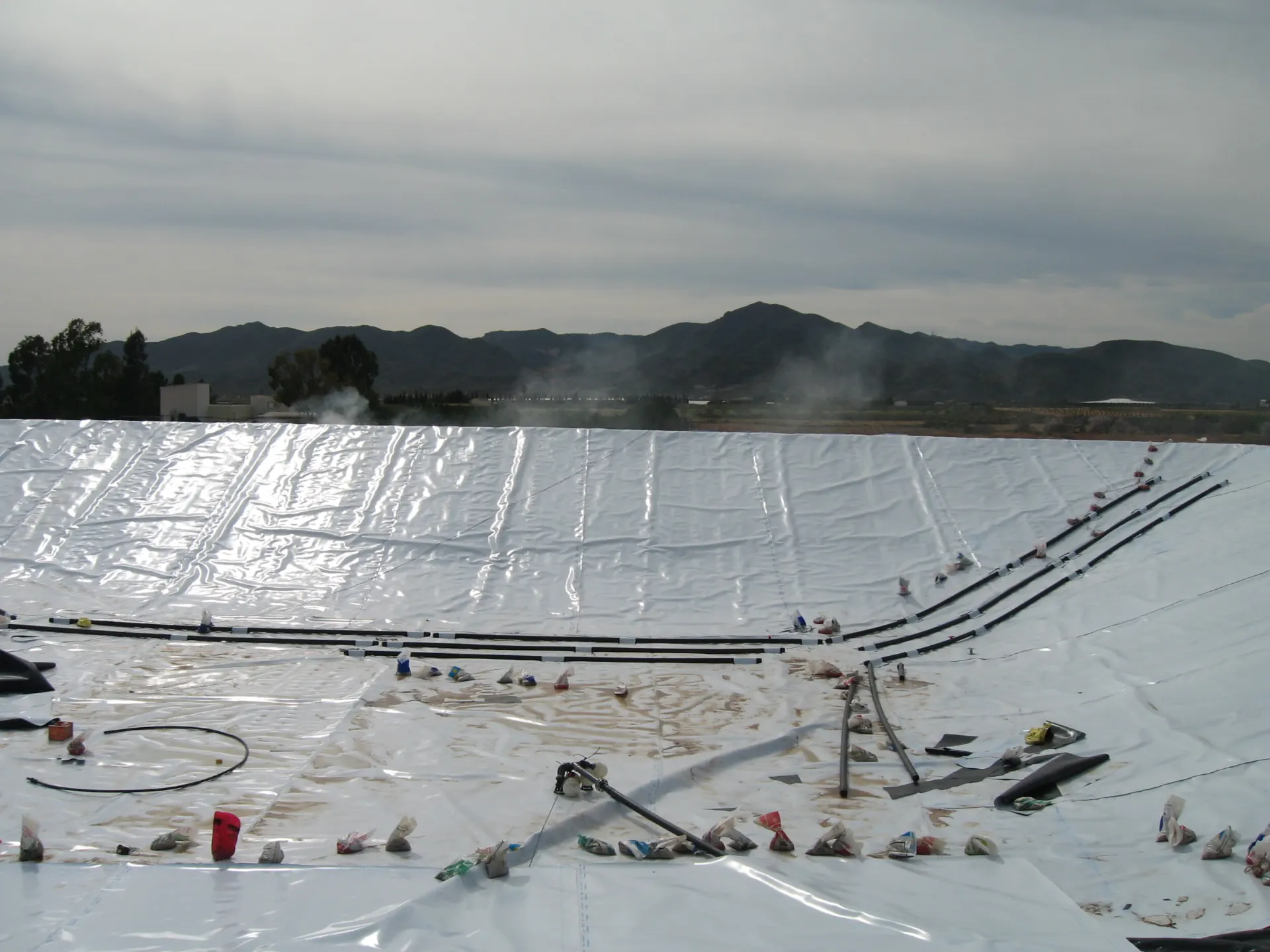 Instalación de geomembrana con equipos de soldadura en obra